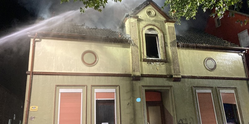 FW-BO: Dachstuhlbrand in einem leerstehendem Wohnhaus in Bochum-Leithe - Foto: presseportal.de