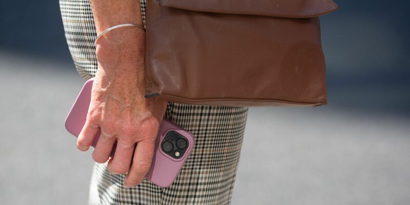 Immer wieder werden Passanten in London die Smartphones aus der Hand gerissen. (Symbolbild) - Foto: Fernando Gutierrez-Juarez/dpa