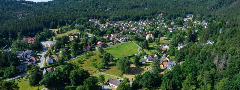 Zittauer Gebirge: Blick von der Festung und dem Kloster Oybin auf den gleichnamigen Kurort an der Grenze zu Tschechien und Polen, im Hintergrund ist der Hochwald zu sehen. (Archivbild) - Foto: Robert Michael/dpa