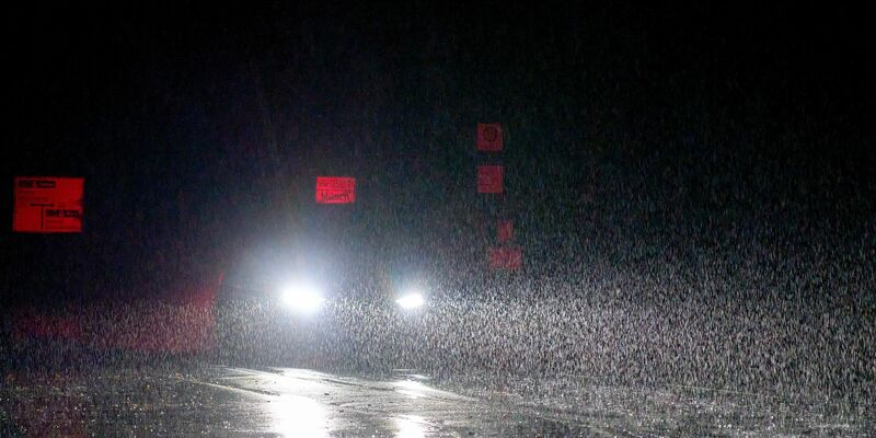 Die Unwetter bringen teils extremen Regen mit. - Foto: Sascha Ditscher/dpa