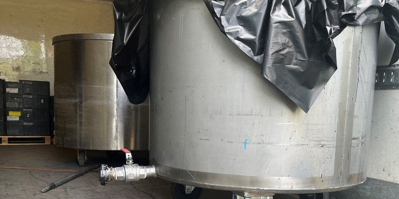 POL-HA: Verstoß gegen die Ladungssicherung - Drei schwere Silos rollen über Ladefläche eines fahrenden LKW - Foto: presseportal.de