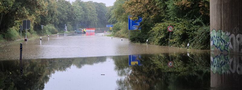 Für Einsatzkräfte bringen die starken Unwetter viel Arbeit mit sich. - Foto: Sascha Thelen/dpa