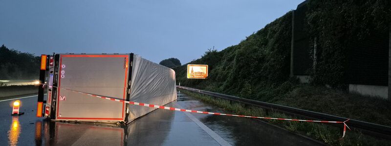 Bei dem Unfall wird Aquaplaning als Ursache angenommen.  - Foto: Sascha Thelen/dpa