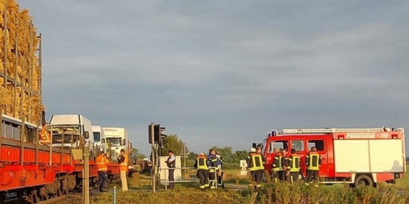 BPOL-FL: Qualmender Kastenwagen auf Autozug sorgt für Feuerwehreinsatz - Foto: presseportal.de