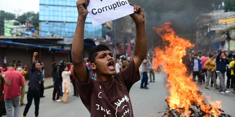 Ein Demonstrant in Nepal hält ein Blatt mit der Forderung nach einem Ende der Korruption hoch.  - Foto: Safal Prakash Shrestha/ZUMA Press Wire/dpa