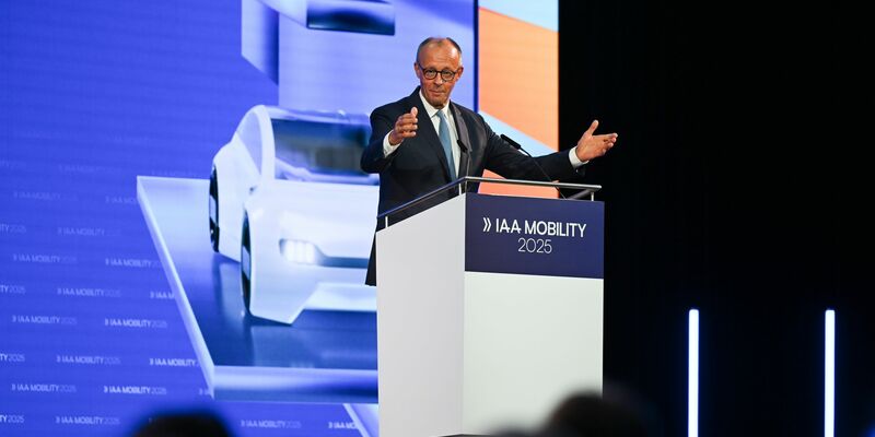 Schon vor der offiziellen Eröffnung protestierte Attac mit einem «Autosaurus» am Münchner Messegelände. - Foto: Sven Hoppe/dpa
