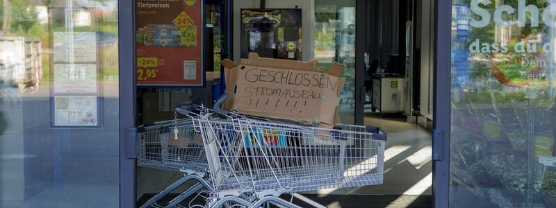 Der Stromausfall führte auch zu geschlossenen Geschäften. - Foto: Julius-Christian Schreiner/dpa