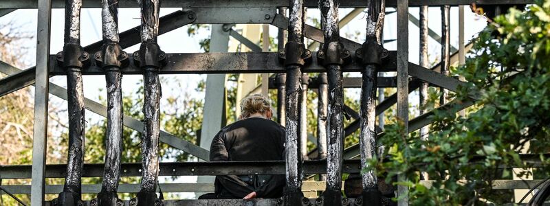 Nach einem Brandanschlag und einem Stromausfall ermittelt die Polizei.  - Foto: Jens Kalaene/dpa