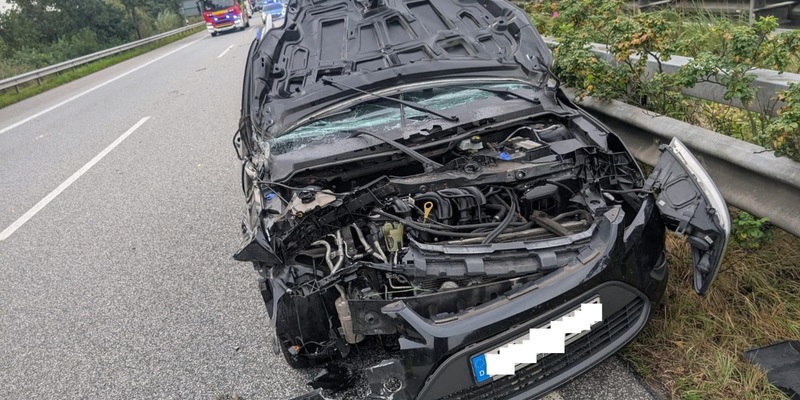 POL-CUX: Verkehrsunfall zwischen PKW und LKW auf der BAB27 im Bereich Stotel - eine Person leicht verletzt - kurzfristige Vollsperrung (Foto im Anhang) - Foto: presseportal.de