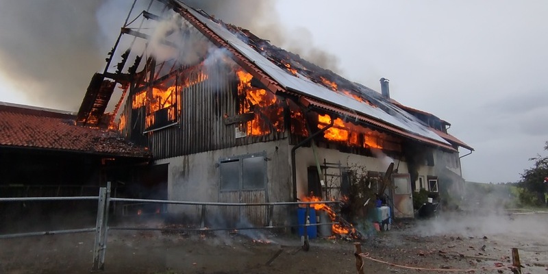 LRA-Ravensburg: Landwirtschaftliches Anwesen im Vollbrand 50 Milchkühe, 16 Jungrinder und das Wohnhaus konnten gerettet werden - Foto: presseportal.de