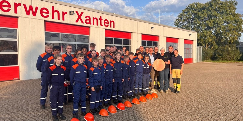 FW Xanten: Mit kleinen Münzen viel bewegen: Jugendfeuerwehr Xanten freut sich über Spende - Foto: presseportal.de
