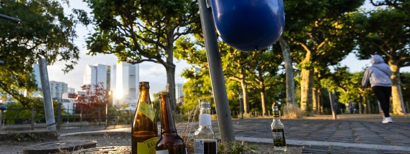 Leere Bier- und Limonadenflaschen gehören in Deutschland zunehmend zum Stadtbild. (Archivbild)  - Foto: Hannes P. Albert/dpa