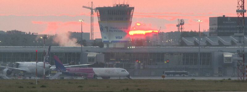 Der Flughafen Warschau-Chopin wurde während der Abschussaktion vorübergehend geschlossen. Mittlerweile läuft der Betrieb wieder.  (Foto aktuell) - Foto: Uncredited/AP/dpa
