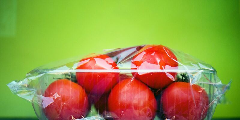 Trotz jahrelanger Nachhaltigkeitsdebatten wird Gemüse häufig noch in Plastikverpackungen verkauft. (Symbolbild) - Foto: picture alliance / dpa
