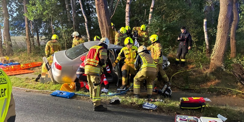FW-OLL: Handy am Steuer - Übungsszenario mit Frontalcrash und Busunfall stellt Einsatzkräfte auf die Probe - Foto: presseportal.de
