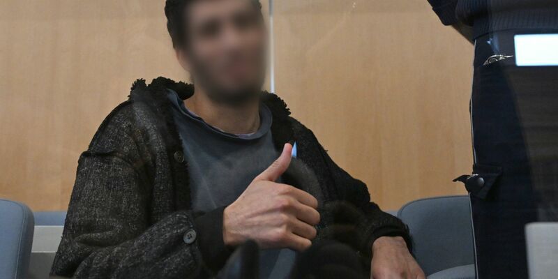 Die Richter verurteilten den Syrer zu lebenslanger Haft, stellten die besondere Schwere seiner Schuld fest und ordneten die anschließende Sicherungsverwahrung an.  - Foto: Federico Gambarini/dpa