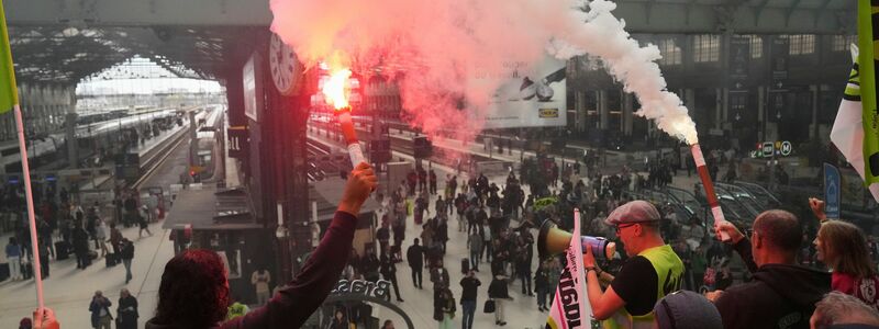 In zahlreichen Städten gab es Protestaktionen. - Foto: Thibault Camus/AP/dpa