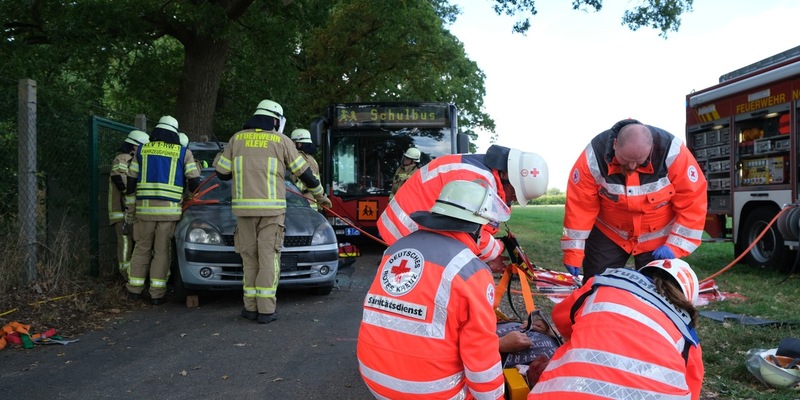 FW-KLE: Großübung in Kleve: Rettungskräfte trainieren Busunfall mit 26 Betroffenen - Foto: presseportal.de