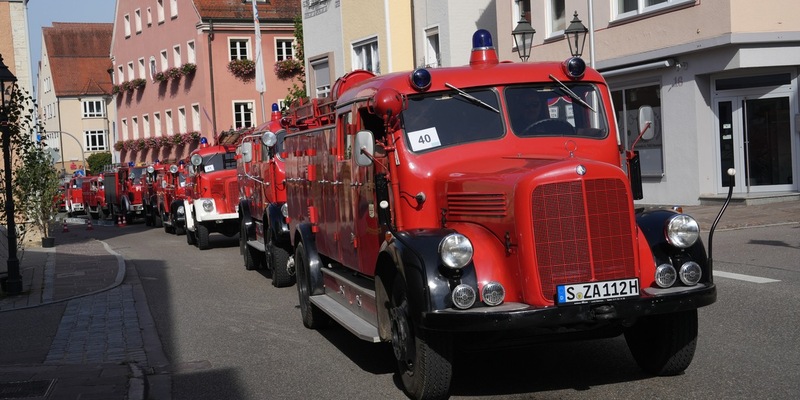 FWV BW: 11. Landesfeuerwehr-Oldtimertreffen Von Löschfahrzeug bis Drehleiter: Nostalgie-Zauber in Winnenden - Foto: presseportal.de