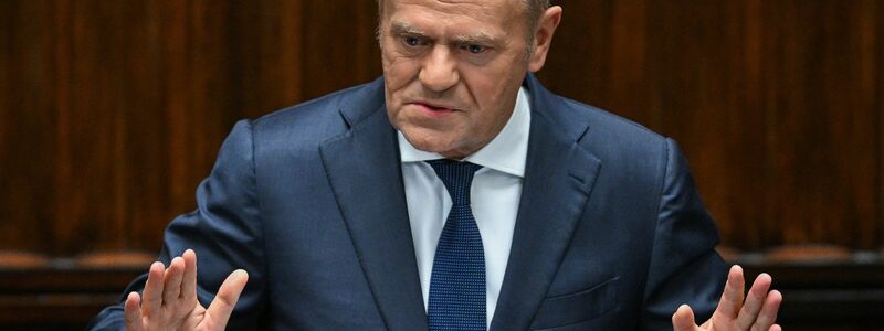 Polens Regierungschef Donald Tusk informiert im Parlament über die Verletzung des polnischen Luftraums. - Foto: Radek Pietruszka/PAP/dpa