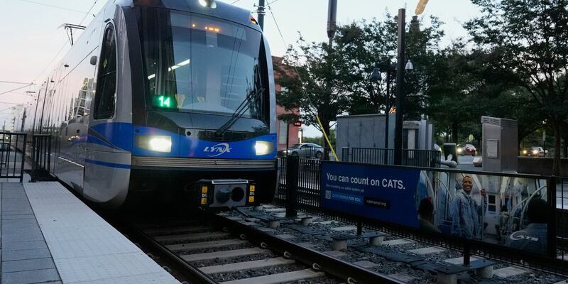 In einer Stadtbahn in den USA kam es zu einem tödlichen Angriff auf eine junge Frau. (Symbolbild) - Foto: Erik Verduzco/AP/dpa