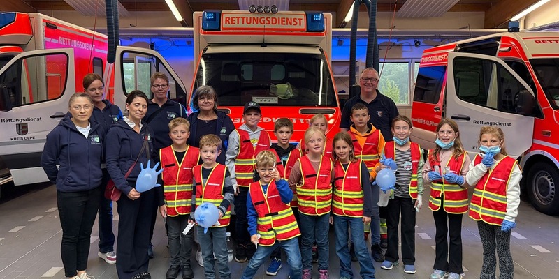 FW Finnentrop: Lenhauser Löschkids besuchen Rettungswache Finnentrop - Foto: presseportal.de