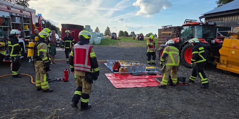FW Mechernich: Großschadenlage auf Burggelände - Zugübung des Löschzuges 3 - Foto: presseportal.de