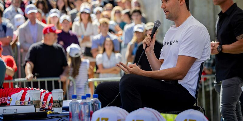 Charlie Kirk wurde erschossen - ein Tatverdächtiger ist mit hoher Wahrscheinlichkeit gefasst, sagt Trump. (Archivbild) - Foto: Tess Crowley/The Deseret News/AP/dpa