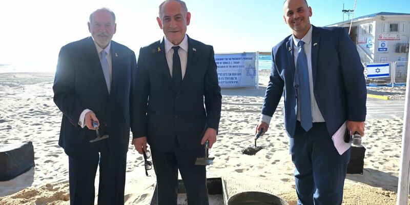 Der israelische Ministerpräsident Benjamin Netanjahu (M) bei der Grundsteinlegung für eine Promenade, die nach US-Präsident Donald Trump benannt ist.  - Foto: Chaim Zach/GPO/dpa