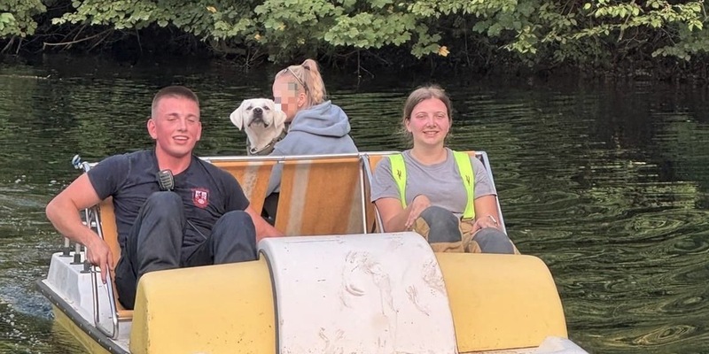 FW Ratingen: Labrador stürzt in alten Steinbruch - Feuerwehr Ratingen rettet Tier mit Tretboot über Wasserweg - Foto: presseportal.de