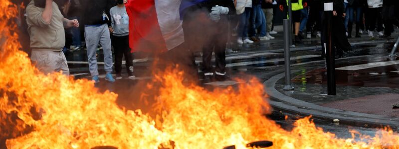 Vielerorts gab es Feuer auf öffentlichen Straßen. - Foto: Jean-Francois Badias/AP/dpa