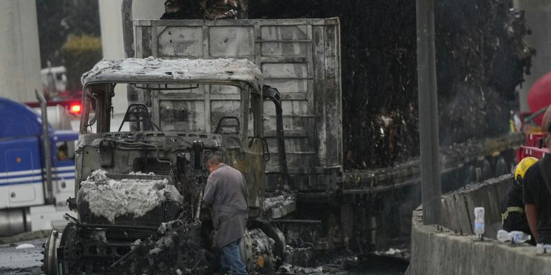 18 Fahrzeuge gerieten in Brand.  - Foto: Fernando Llano/AP/dpa