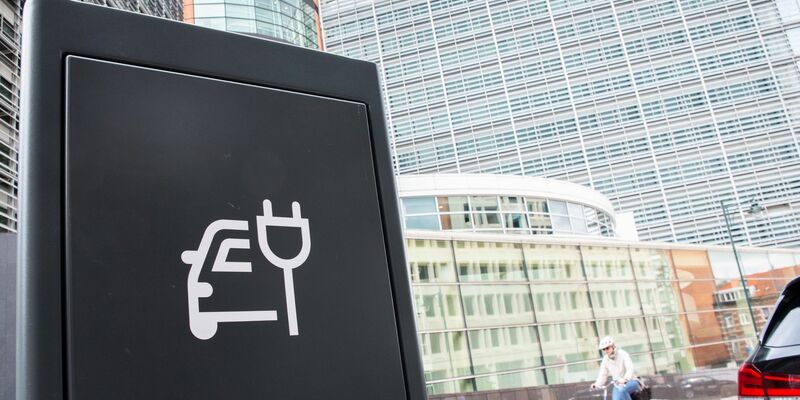 Eine Studie sieht die europäische Autoindustrie auf gutem Weg zu mehr Elektromobilität und warnt vor den Auswirkungen durch Verzögerungen. (Archivbild)   - Foto: Alicia Windzio/dpa