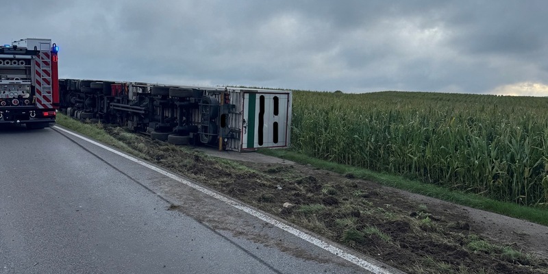 POL-UL: (UL) Obermachtal/B311 - Laster kippt um / Eine stundenlange Sperrung der B311 bei Obermarchtal-Datthausen zog ein verunfallter Lkw am Mittwoch nach sich. Schaden mindestens 150.000 Euro. - Foto: presseportal.de