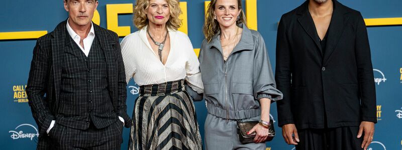 Stark: die Schauspieler Lucas Gregorowicz (l-r), Gabrielle Scharnitzky, Karin Hanczewski, Schauspielerin und Michael Klammer als hartnäckige Agenten in «Call My Agent Berlin» (Archivbild). - Foto: Fabian Sommer/dpa