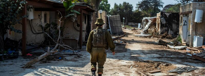 Zerstörung im Kibbuz Kfar Aza nach dem 7. Oktober 2023. (Archivbild) - Foto: Ilia Yefimovich/dpa