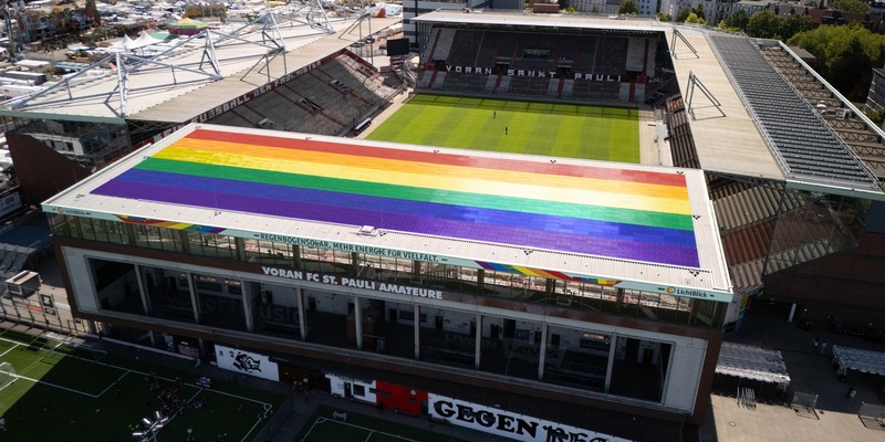 LichtBlick und der FC St. Pauli eröffnen weltweit erste Regenbogen-Solaranlage - Foto: presseportal.de