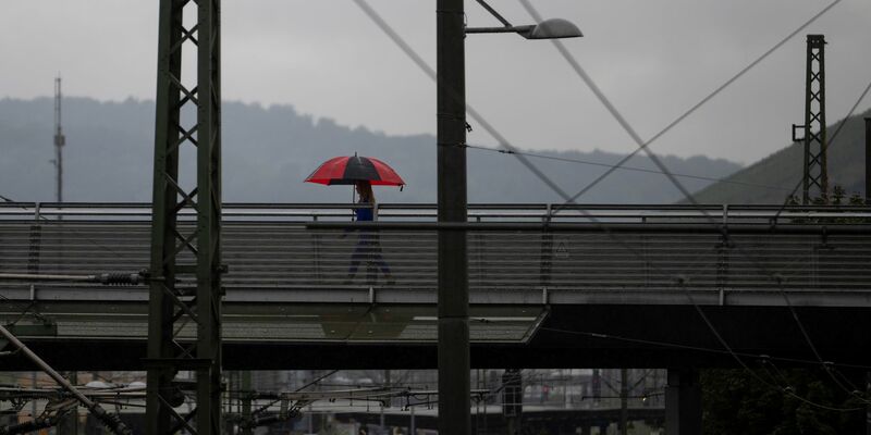 Auch in den kommenden Tagen sollte man die Regenjacke oder den Regenschirm griffbereit haben. - Foto: Marijan Murat/dpa