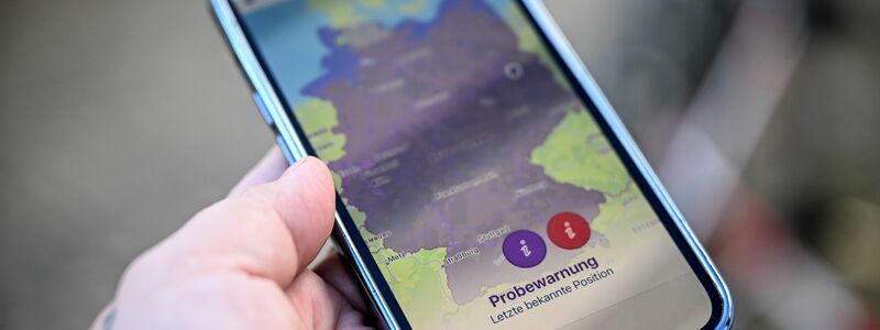 Beim bundesweiten Probealarm wird ganz Deutschland als Gefahrengebiet in der Katwarn-App angezeigt. - Foto: Britta Pedersen/dpa
