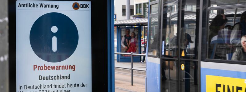 In vielen Städten wird auch auf Anzeigetafeln gewarnt. - Foto: Leonie Asendorpf/dpa