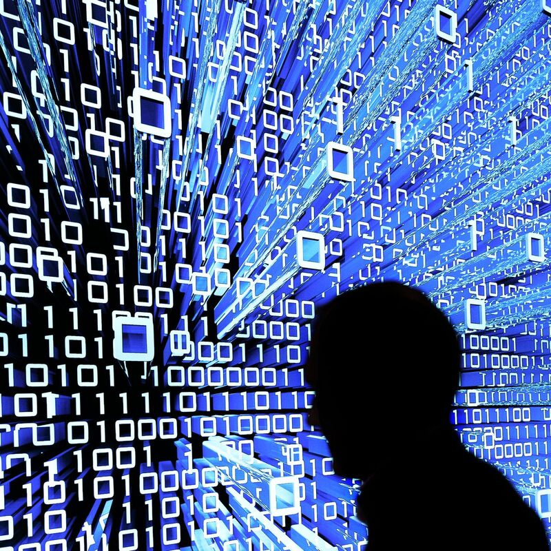 Für viele Menschen in Deutschland ist Künstliche Intelligenz (KI) längst Teil ihres Arbeitsalltags. (Symbolbild) - Foto: Peter Steffen/dpa