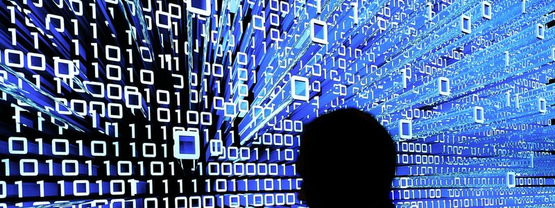 Für viele Menschen in Deutschland ist Künstliche Intelligenz (KI) längst Teil ihres Arbeitsalltags. (Symbolbild) - Foto: Peter Steffen/dpa