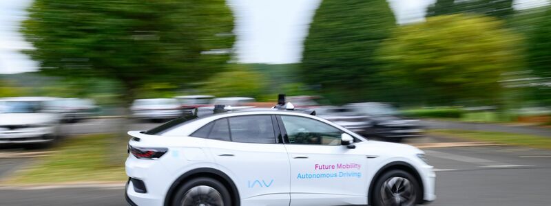 Auch beim autonomen Fahren stellen sich Fragen der Produkthaftung. (Symbolbild) - Foto: Robert Michael/dpa