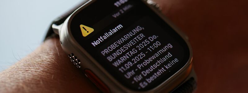 Wenn jemand eine WarnApp installiert hat, bekommt er per Mobilfunk gleich zweimal einen Hinweis auf den Probealarm - per Cell Broadcast und über die App. - Foto: Rolf Vennenbernd/dpa