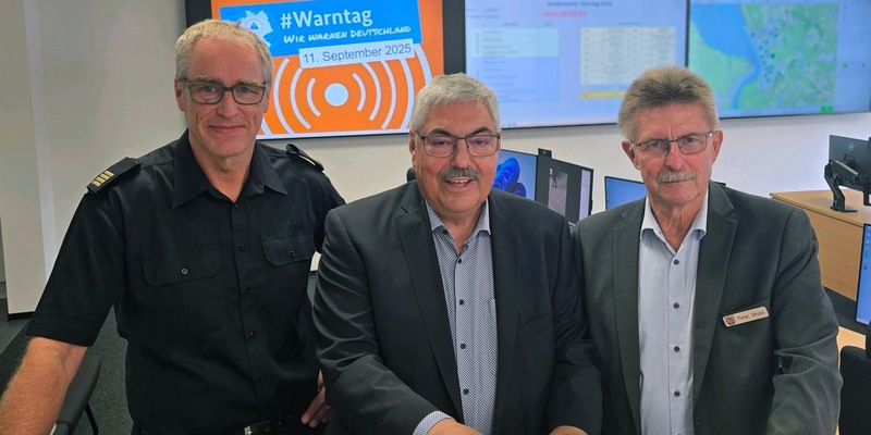 FW Bremerhaven: Bundesweiter Warntag 2025: Bremerhaven testet erneut erfolgreich eigenen Warnmittel Mix - Oberbürgermeister Grantz weiht modernisierten Stabsraum ein - Foto: presseportal.de