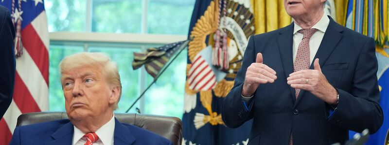 US-Präsident Trump und Peter Mandelson gerieten durch ihre Beziehungen zu Epstein beide unter Druck. (Archivbild) - Foto: Evan Vucci/AP/dpa