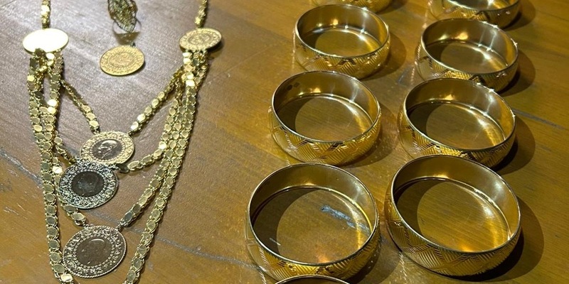 HZA-UL: Türkei-Urlauber schmuggeln massenweise Goldschmuck/Zollkontrollen zum Ferienende - Foto: presseportal.de