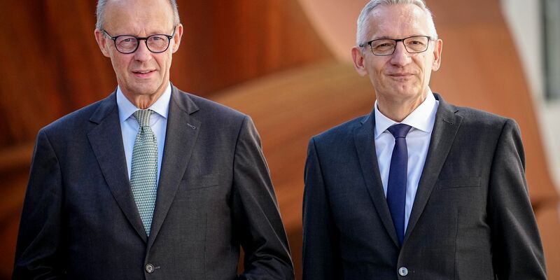 Kanzler Friedrich Merz (CDU) nimmt an der Amtseinführung des neuen BND-Präsidenten Martin Jäger teil. - Foto: Kay Nietfeld/dpa