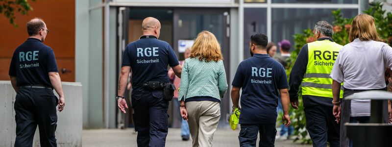 Gegen den festgenommenen 17-Jährigen gibt es nach dem Angriff in einem Berufskolleg noch weitere Verdachtspunkte. (Archivbild) - Foto: Christoph Reichwein/dpa