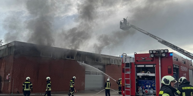 FW-AUR: Brennende Transporter in Hallenkomplex - Foto: presseportal.de
